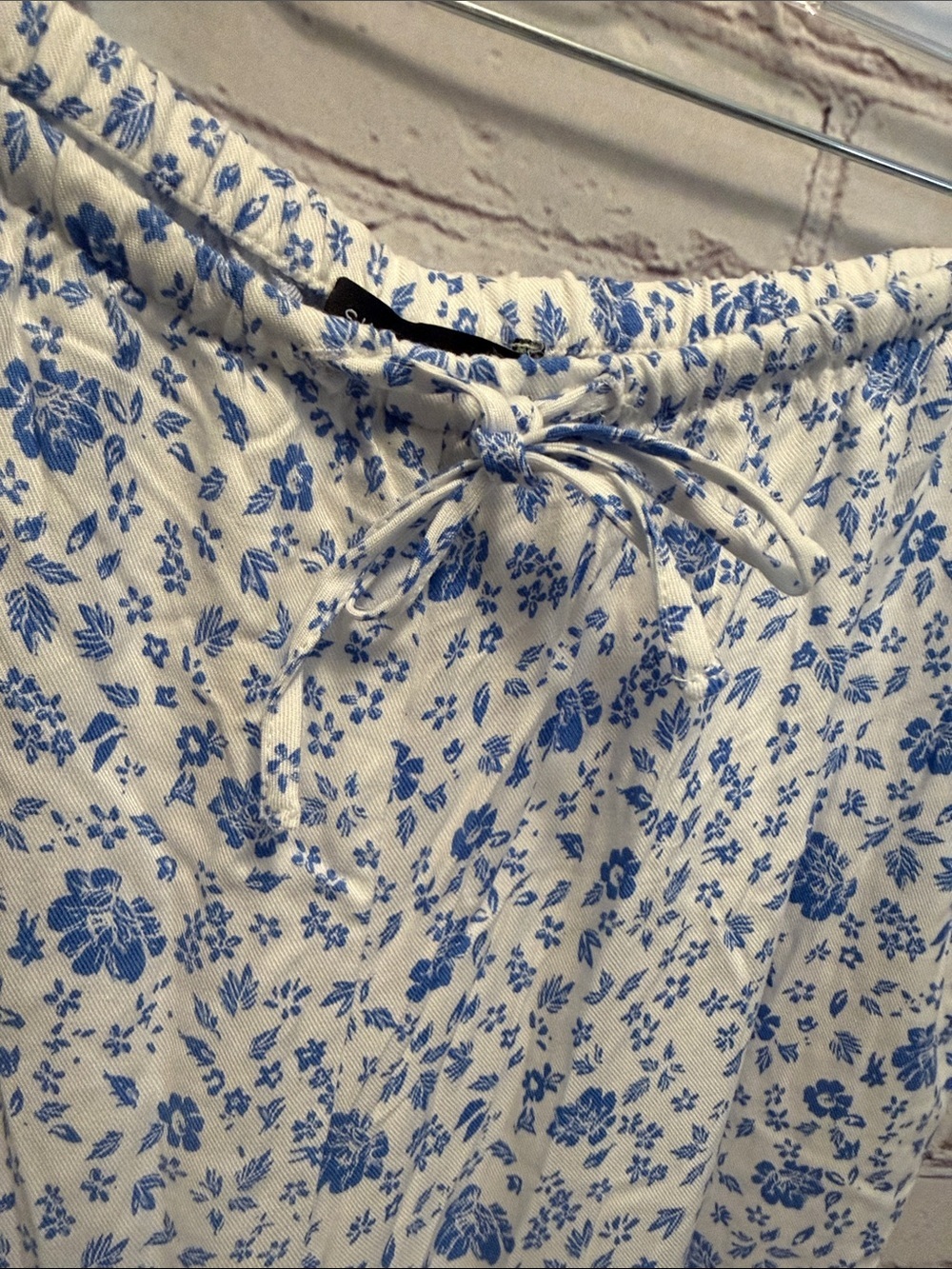Sincerely Jules White Pants with Blue Floral Print - Picture 4 of 6